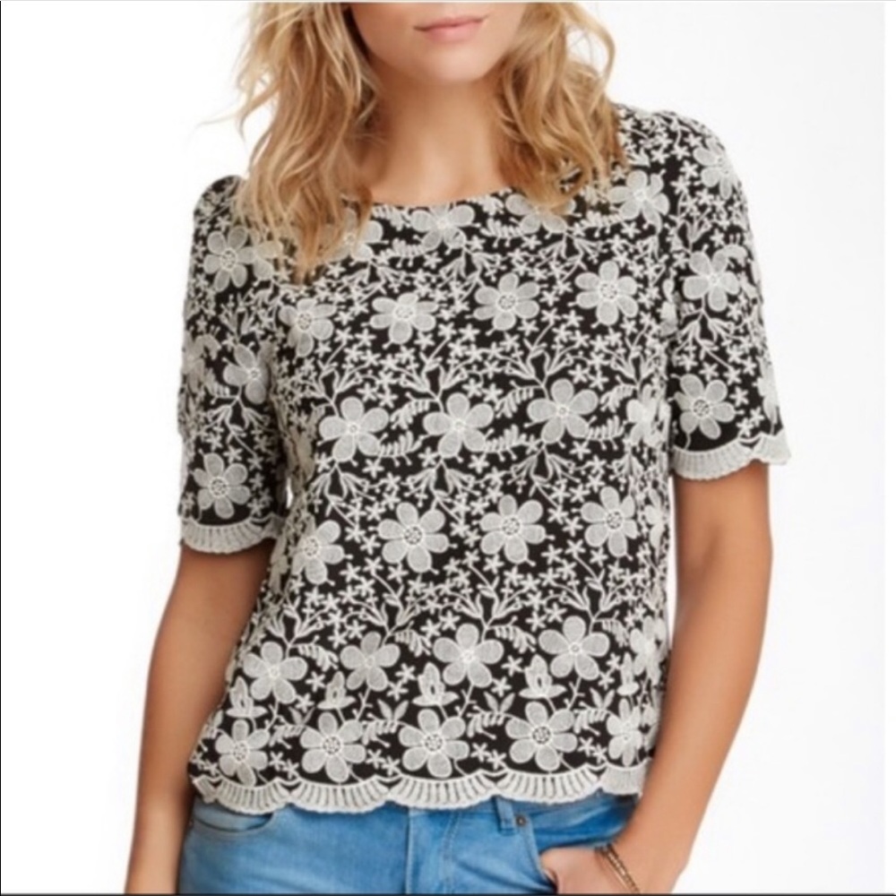 Everleigh Black & Ivory Floral Embroidered Scallop Edge Top Size Medium